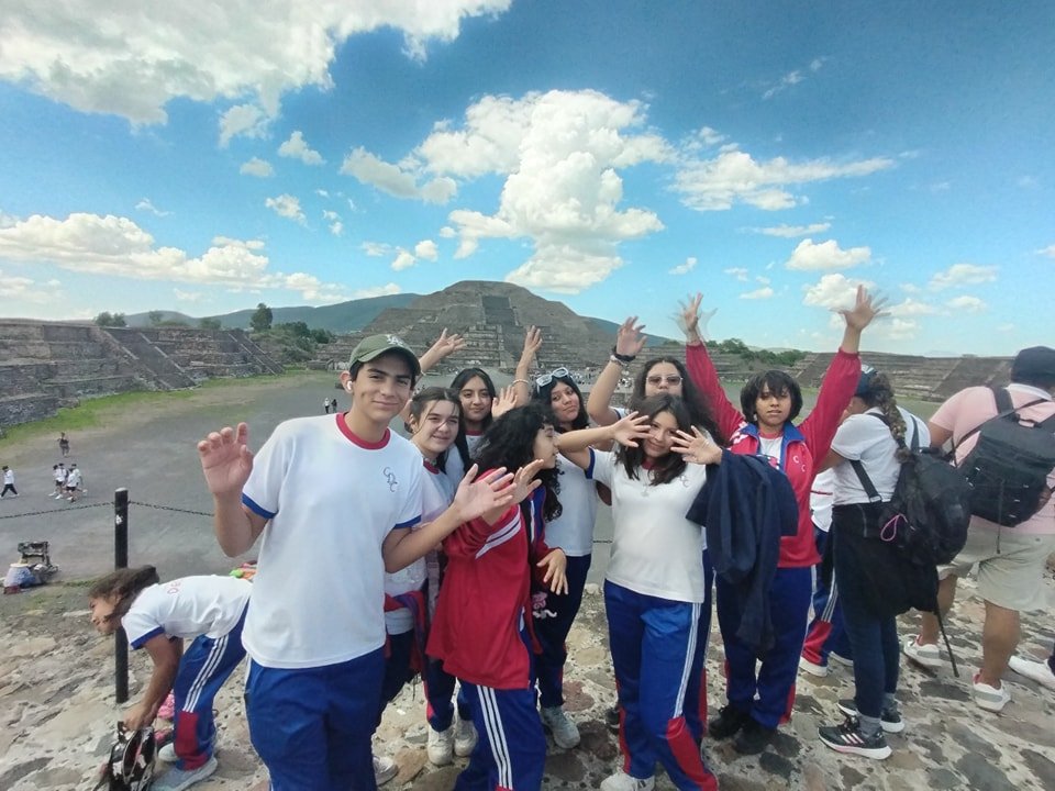 Grupo escolar en Teotihuacán – Ruta Mágica