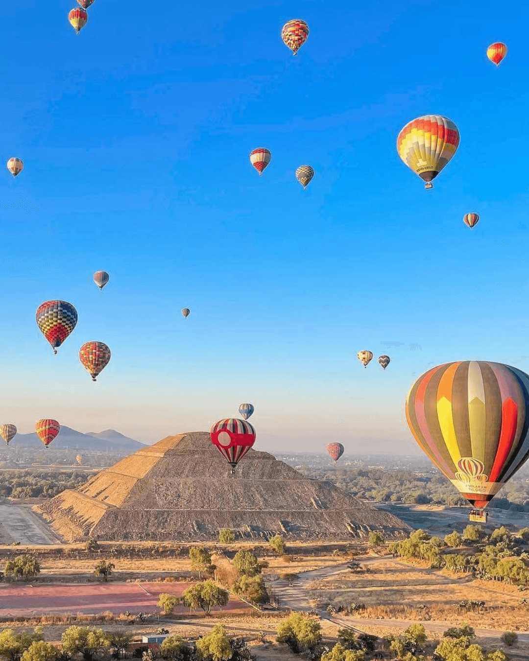 Globo aerostatico en el cielo de Teotihuacan