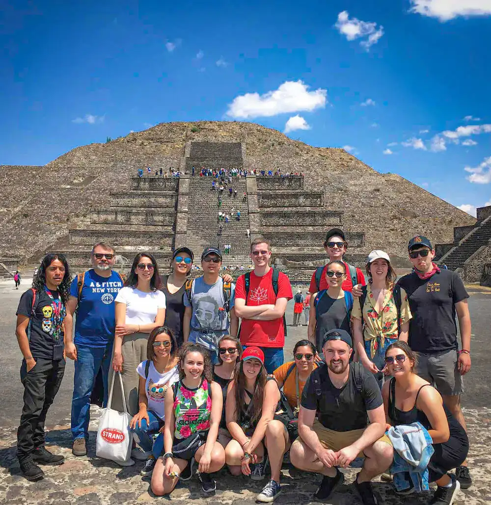 Viajeros felices durante recorrido en Teotihuacán