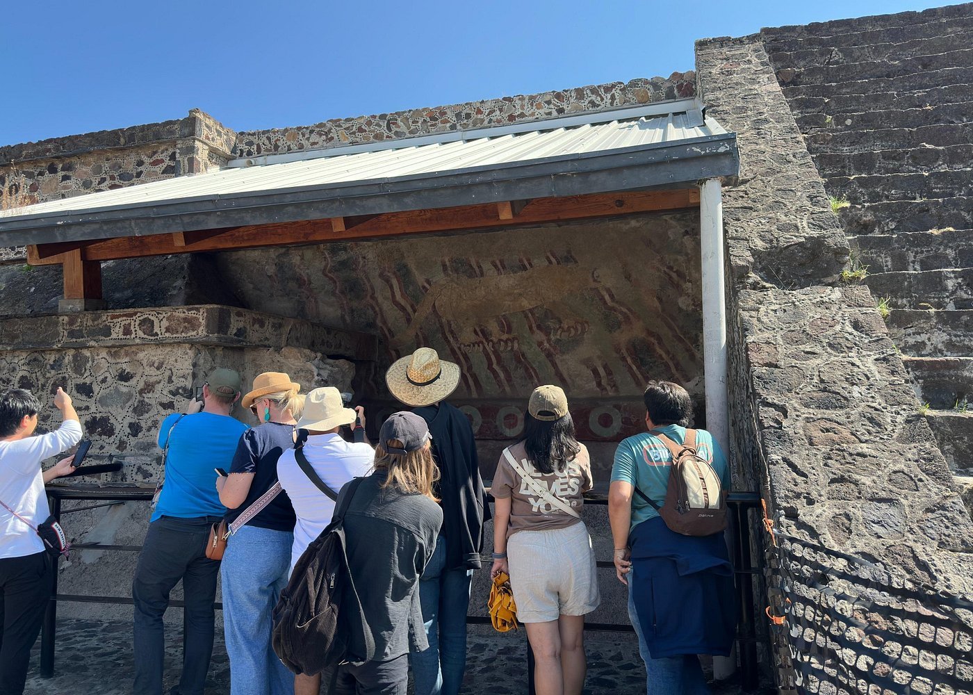 Viajeras disfrutando su tour en Teotihuacán