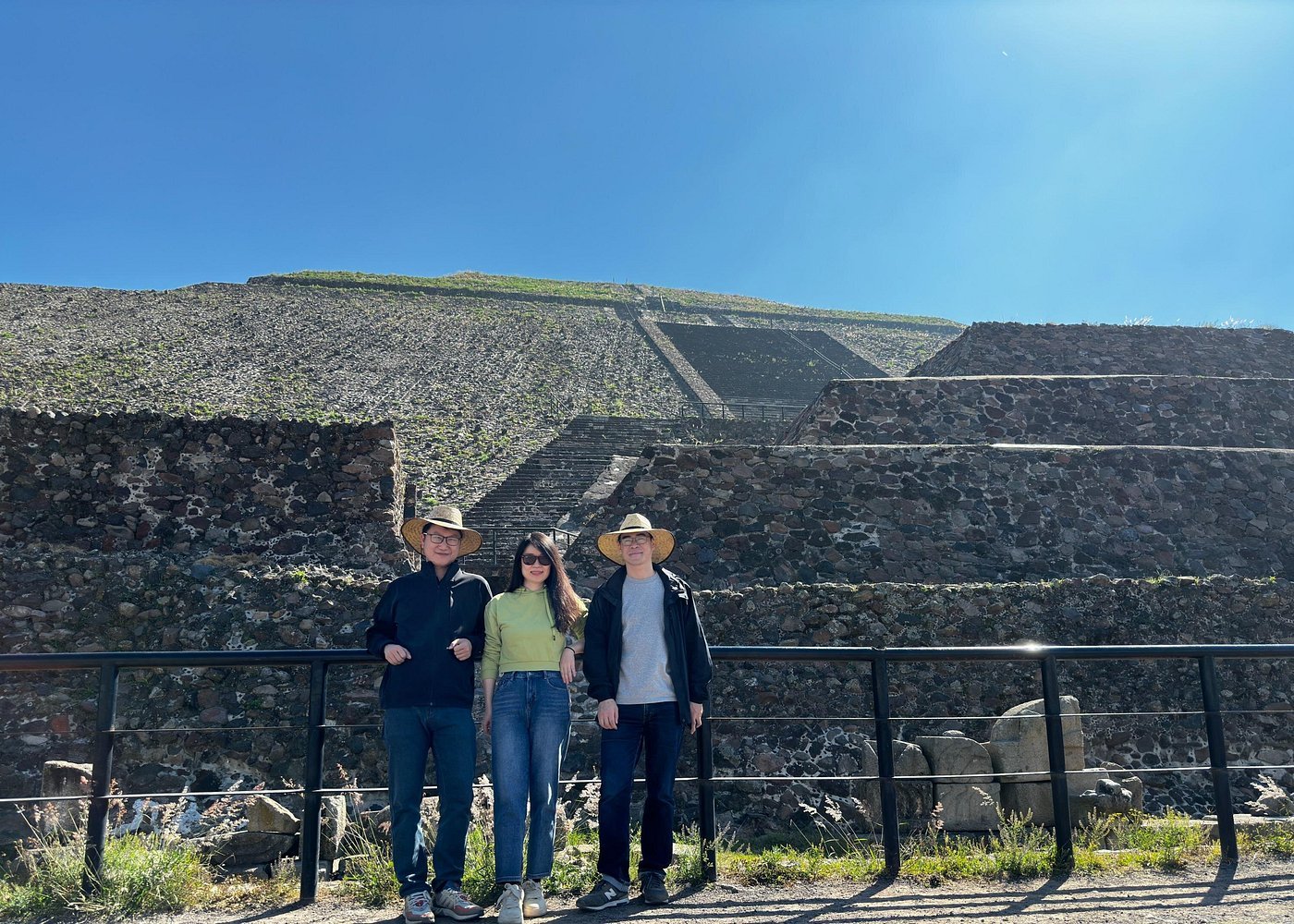 Viajeros disfrutando tour privado en Teotihuacán