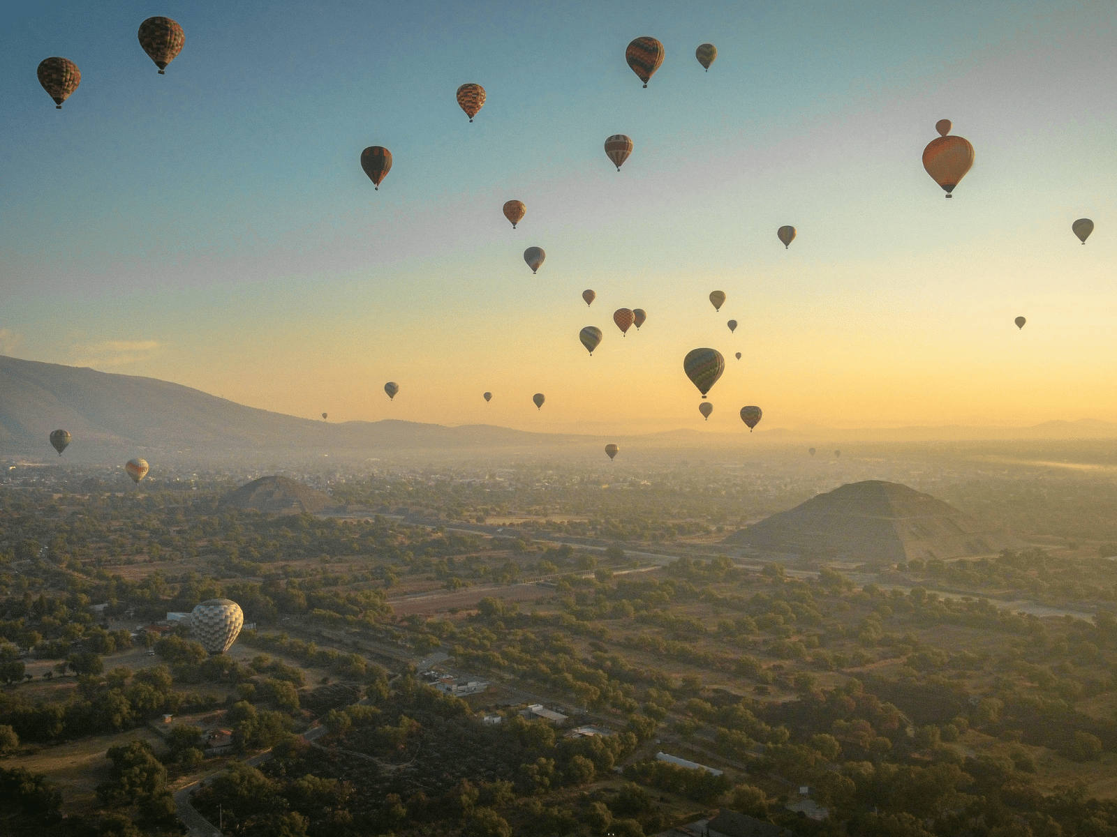 Globo aerostatico sobre el Valle de Teotihuacan