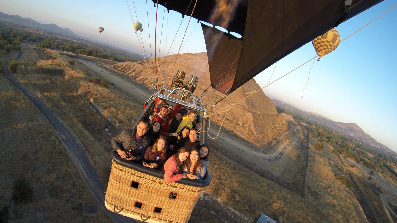 Globo aerostatico al amanecer sobre Teotihuacan