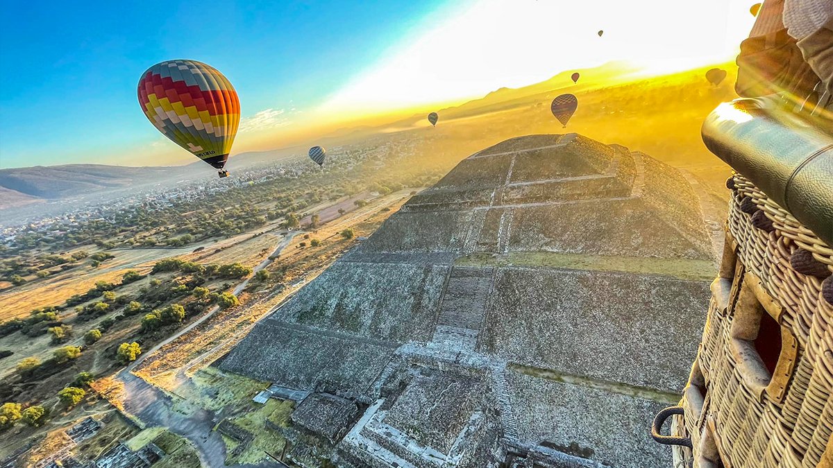 Globos aerostáticos al amanecer sobre Teotihuacán