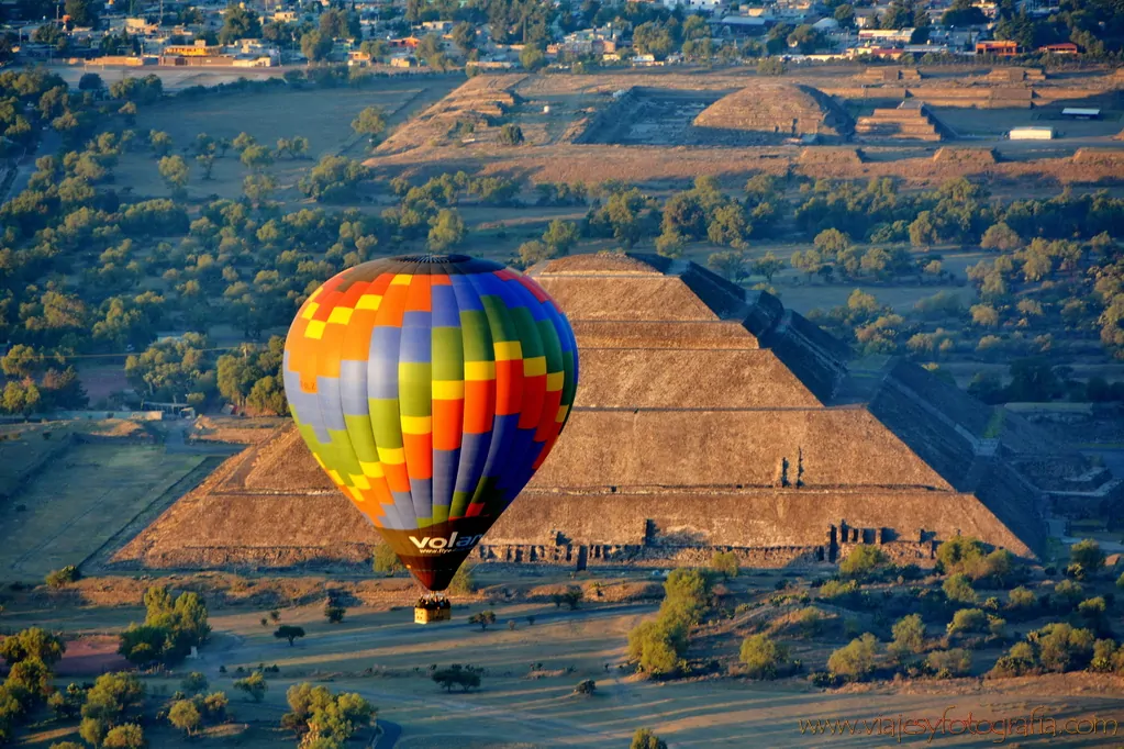 Globos volando sobre el Valle de Teotihuacán
