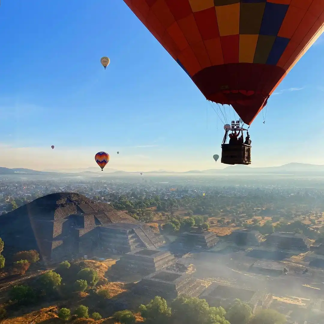 Vuelo en globo con cielo dorado en Teotihuacán