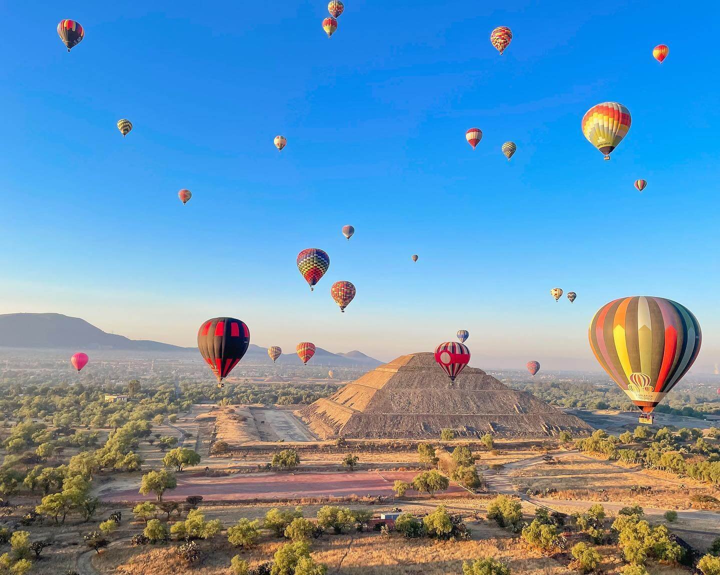 Globos aerostáticos en el cielo de Teotihuacán